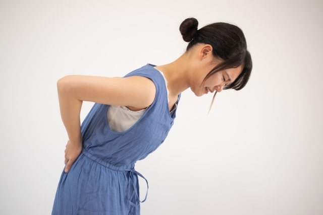 足腰の痛みに耐える女性