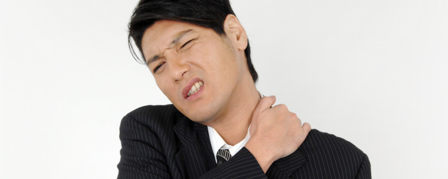 首肩の辛そうな男性