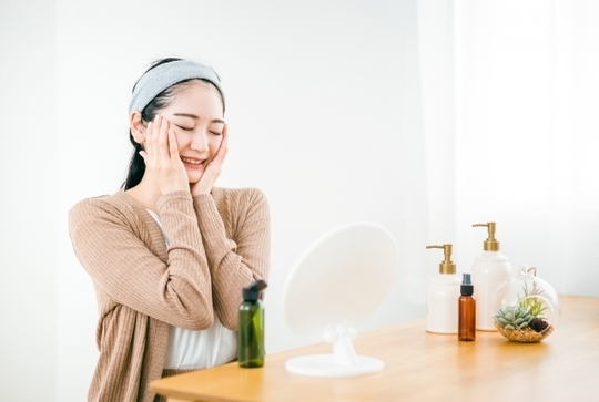 美容液を使う女性