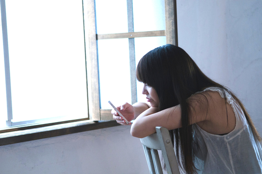 スマホをみる女性