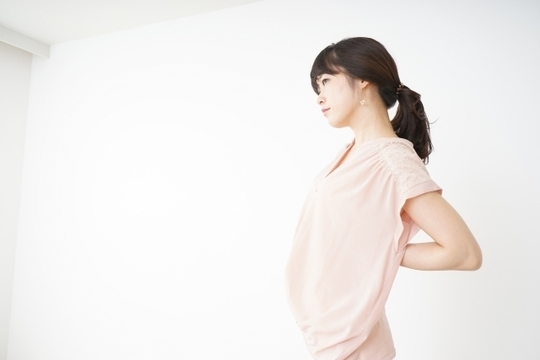 不自然な歩き方の女性