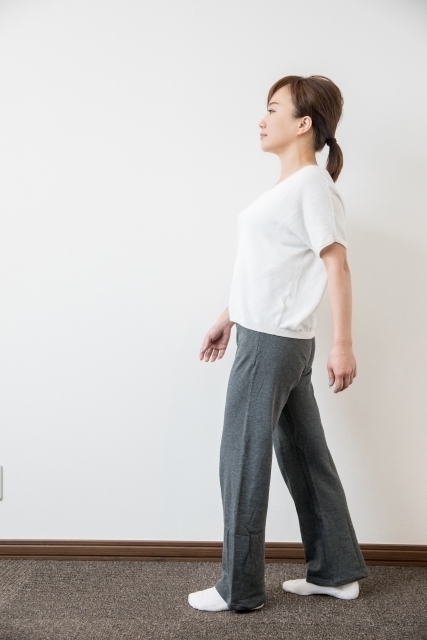 不自然な歩き方の女性