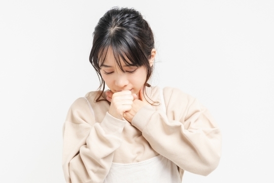 咳をする女性