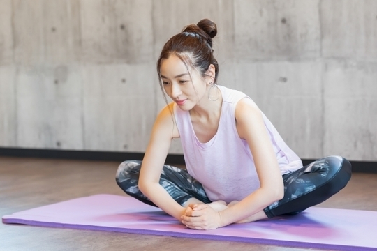 ストレッチする女性