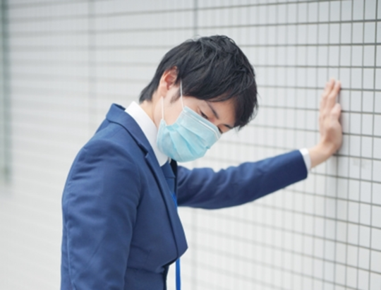 疑問を持つ男性