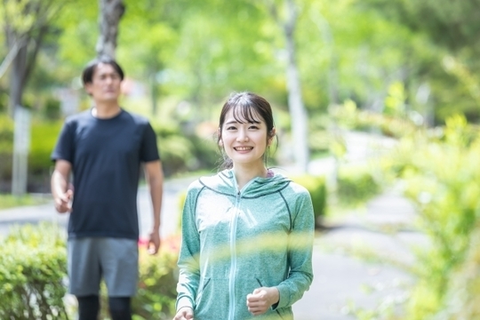 ウォーキングする女性